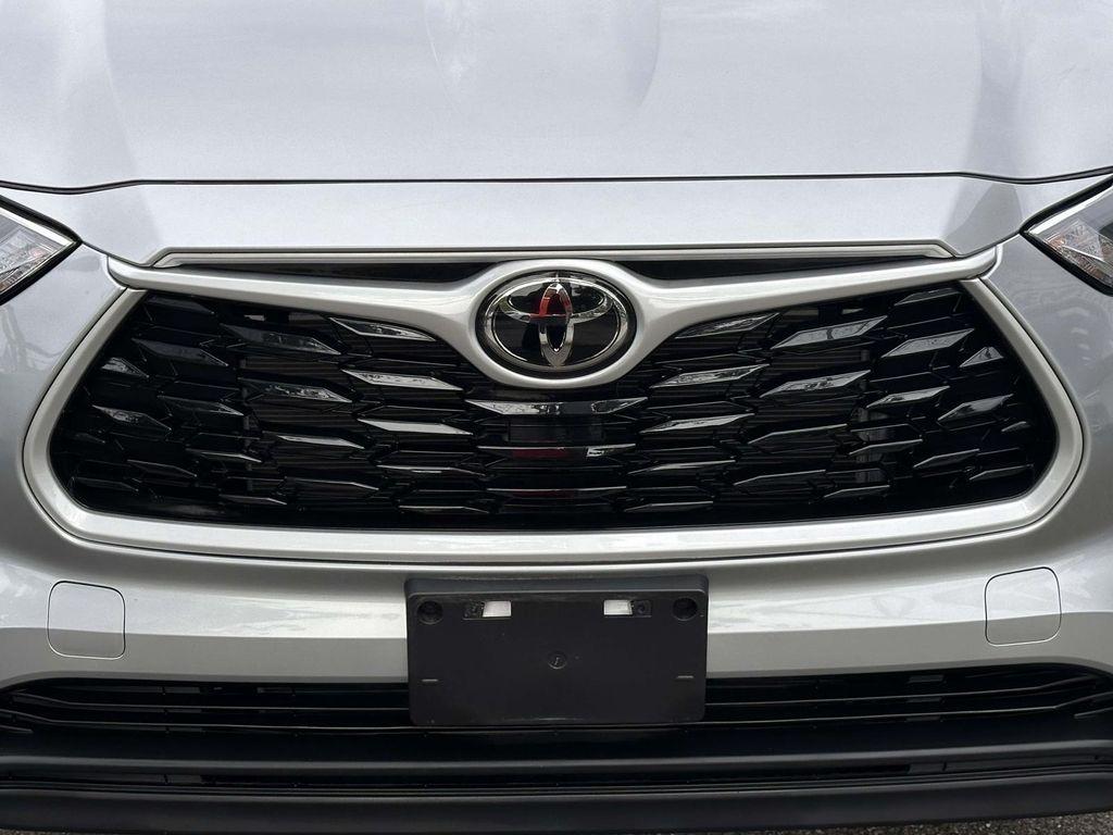 used 2022 Toyota Highlander car, priced at $39,998