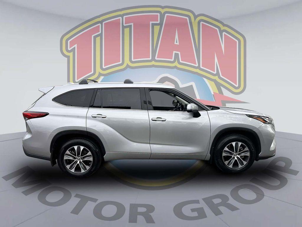 used 2022 Toyota Highlander car, priced at $39,998