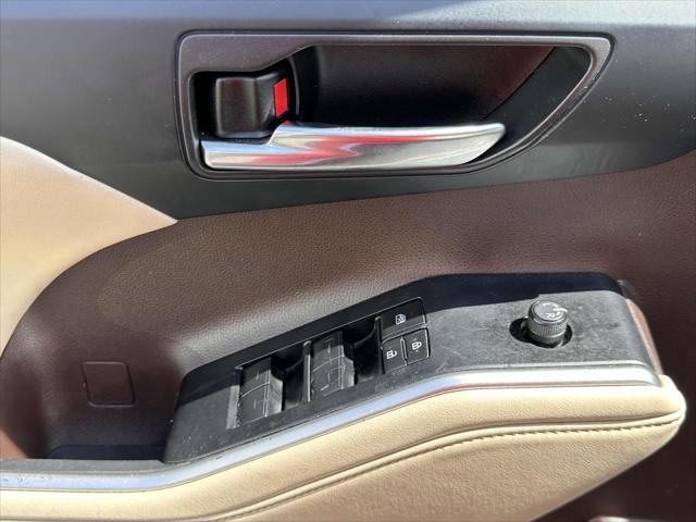 used 2022 Toyota Highlander car, priced at $38,488