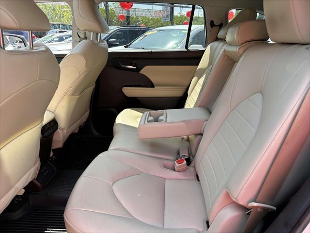 used 2022 Toyota Highlander car, priced at $38,488