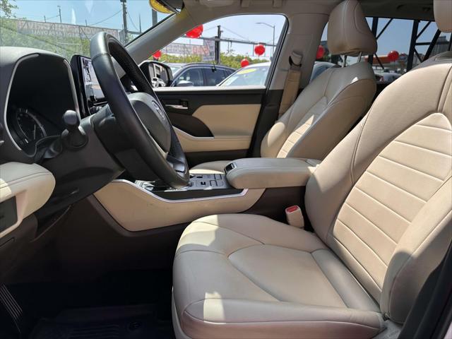 used 2022 Toyota Highlander car, priced at $38,488