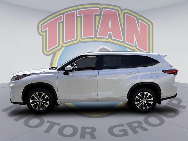 used 2022 Toyota Highlander car, priced at $38,488
