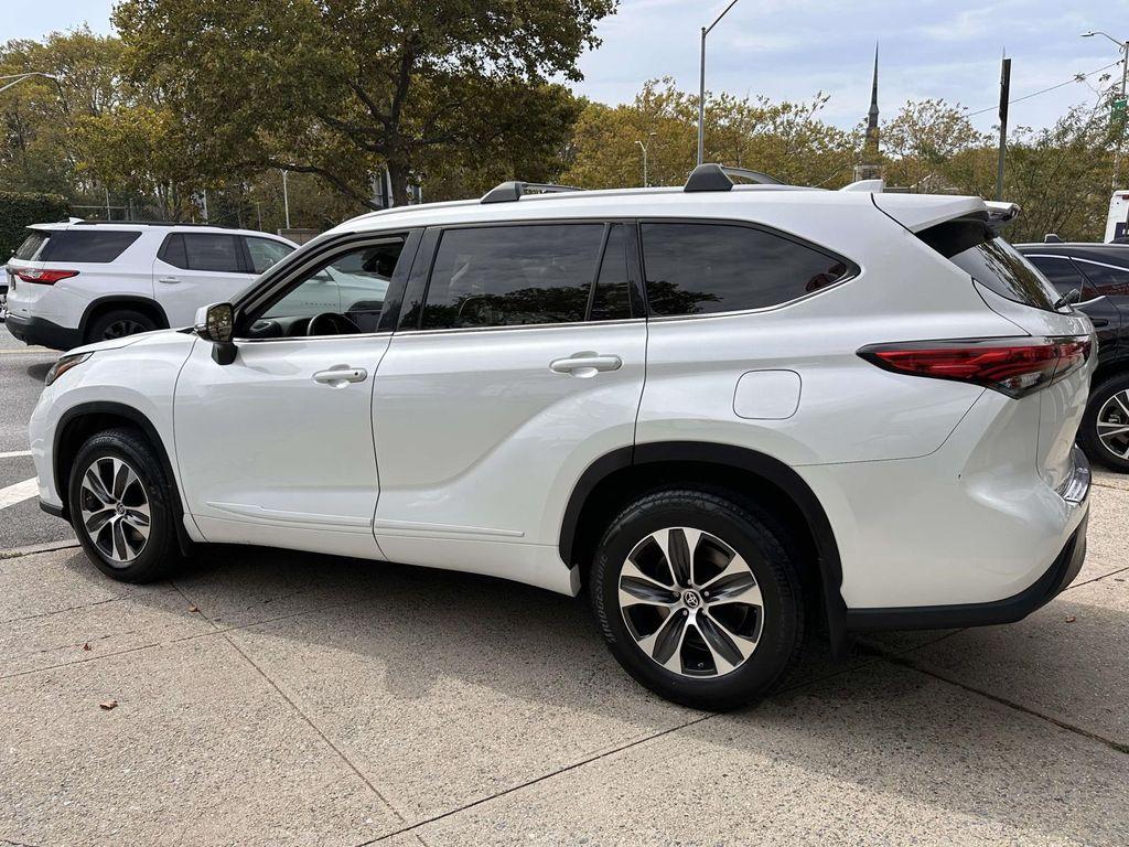 used 2022 Toyota Highlander car, priced at $39,998