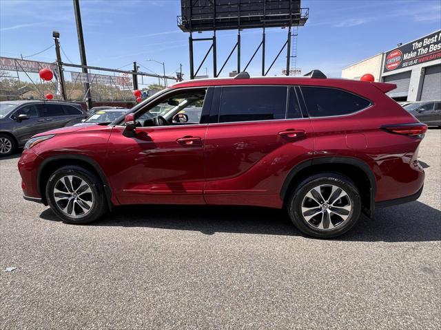 used 2022 Toyota Highlander car, priced at $39,995