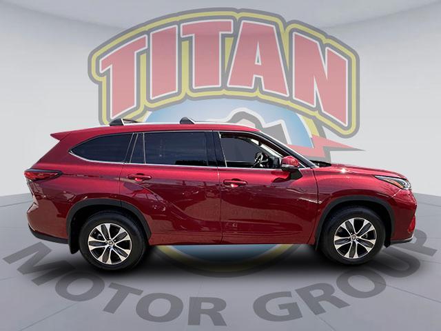 used 2022 Toyota Highlander car, priced at $39,995