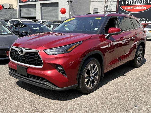 used 2022 Toyota Highlander car, priced at $39,995
