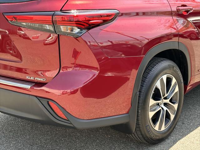 used 2022 Toyota Highlander car, priced at $39,995