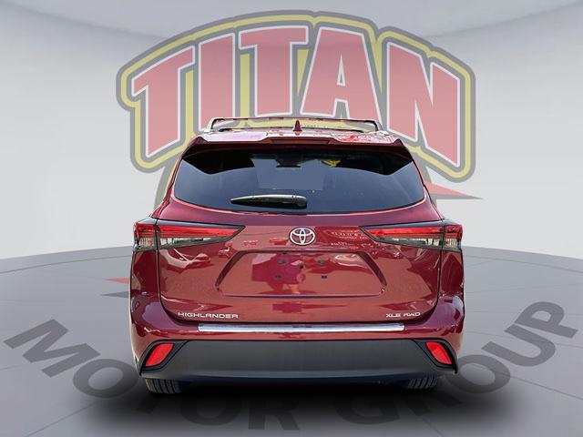 used 2022 Toyota Highlander car, priced at $39,995