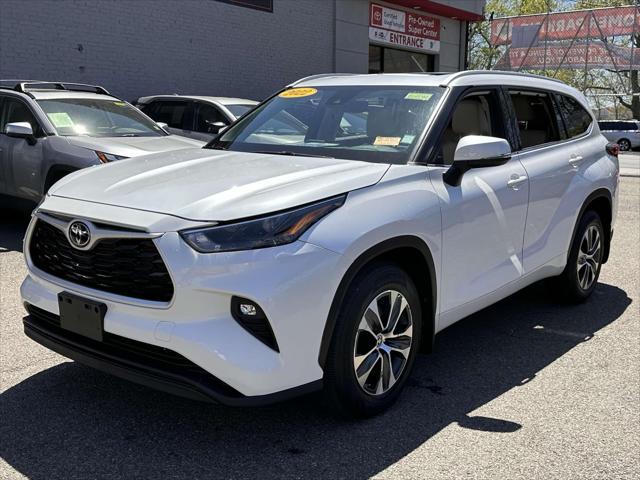 used 2022 Toyota Highlander car, priced at $38,999