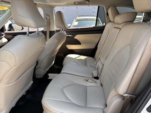 used 2022 Toyota Highlander car, priced at $38,999
