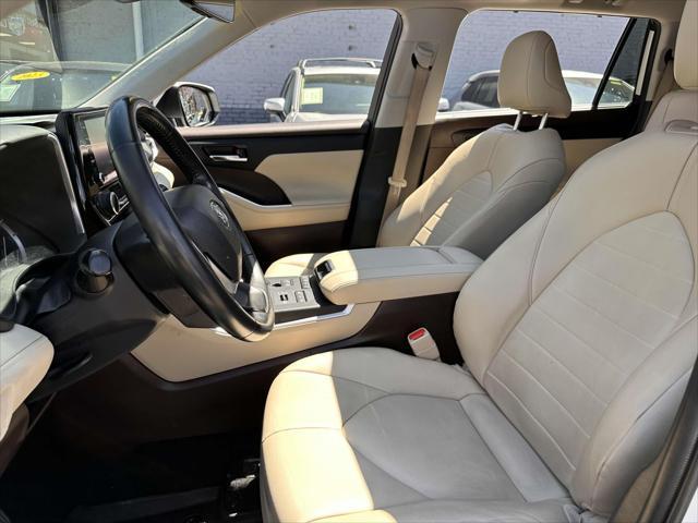 used 2022 Toyota Highlander car, priced at $38,999