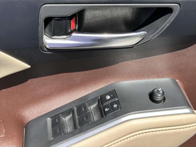 used 2022 Toyota Highlander car, priced at $38,999