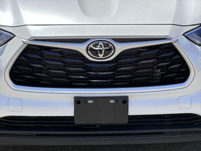 used 2022 Toyota Highlander car, priced at $38,999