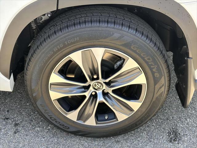 used 2022 Toyota Highlander car, priced at $38,999