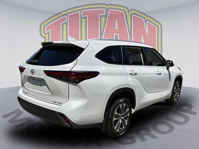used 2022 Toyota Highlander car, priced at $38,999