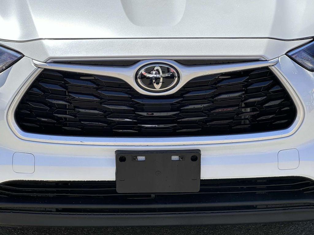 used 2022 Toyota Highlander car, priced at $36,998