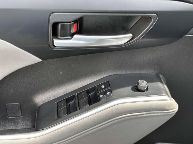 used 2022 Toyota Highlander car, priced at $40,688