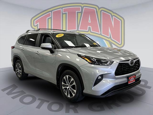 used 2023 Toyota Highlander car, priced at $38,999
