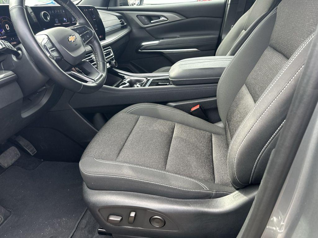 used 2024 Chevrolet Traverse car, priced at $37,621
