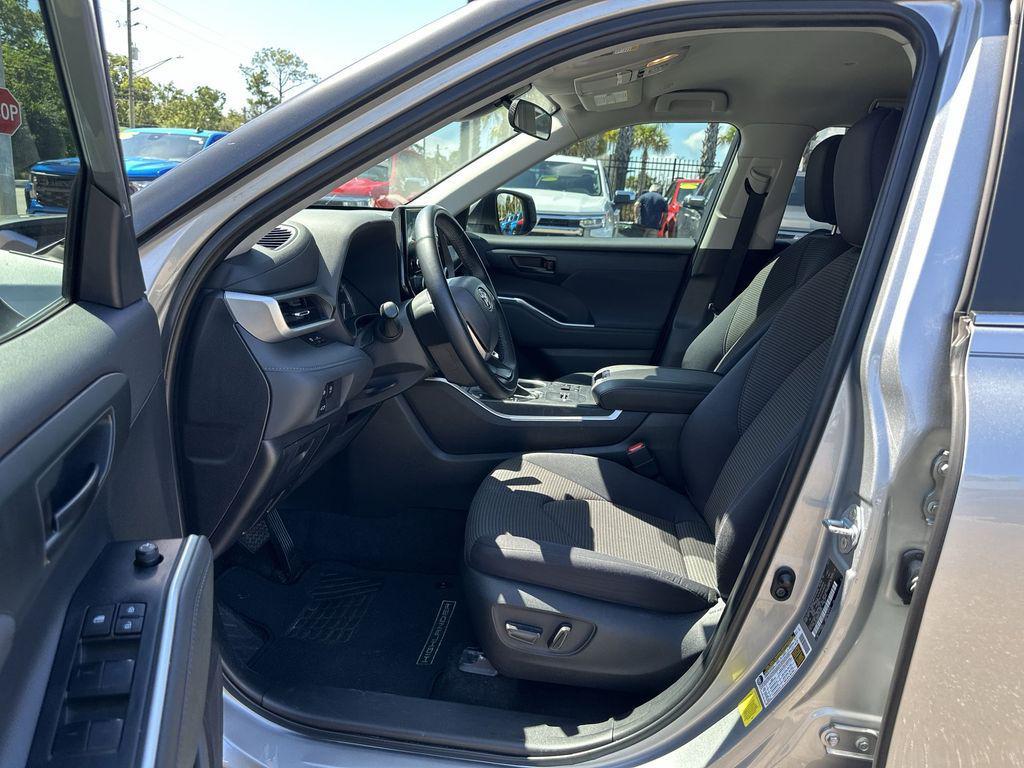 used 2023 Toyota Highlander car, priced at $32,998