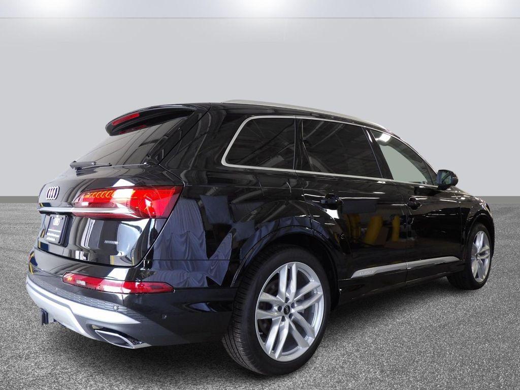 new 2025 Audi Q7 car, priced at $77,080