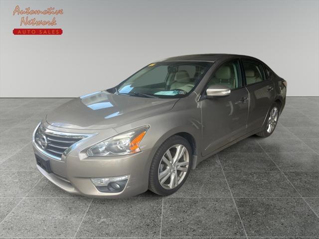 used 2015 Nissan Altima car, priced at $13,999