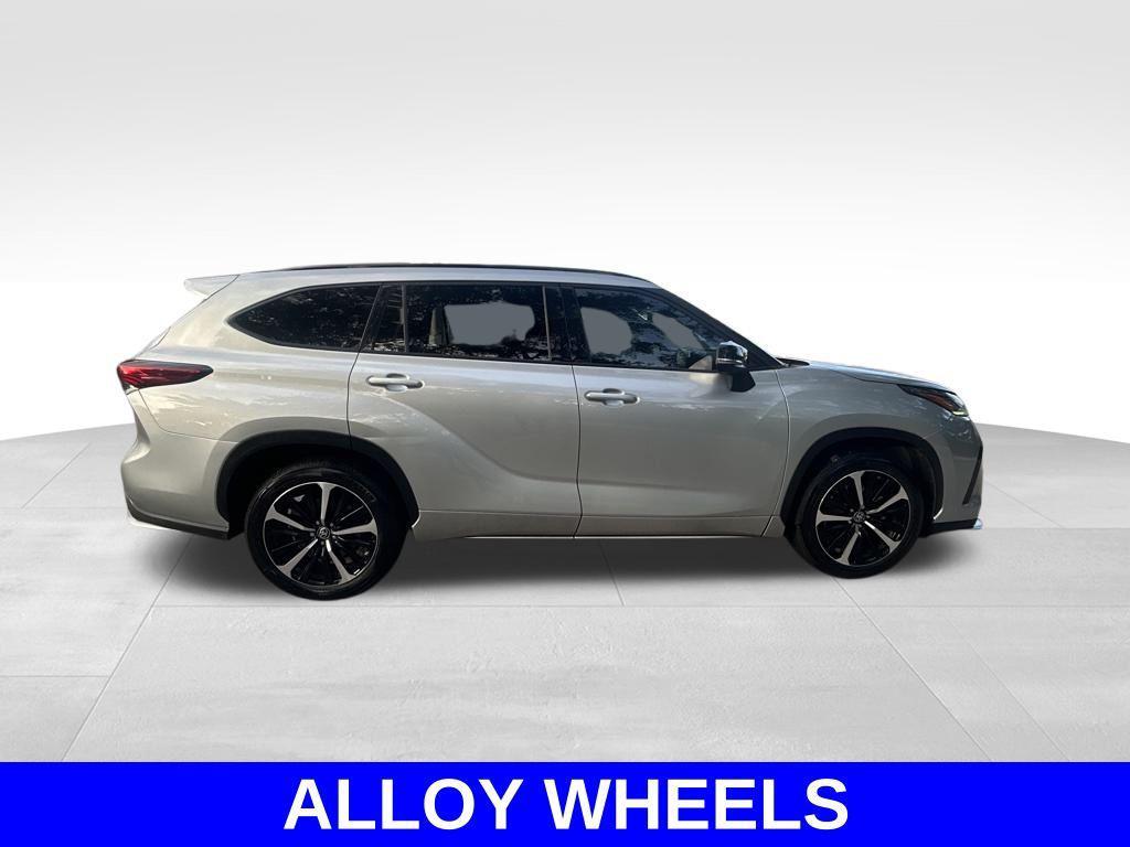 used 2022 Toyota Highlander car, priced at $32,503