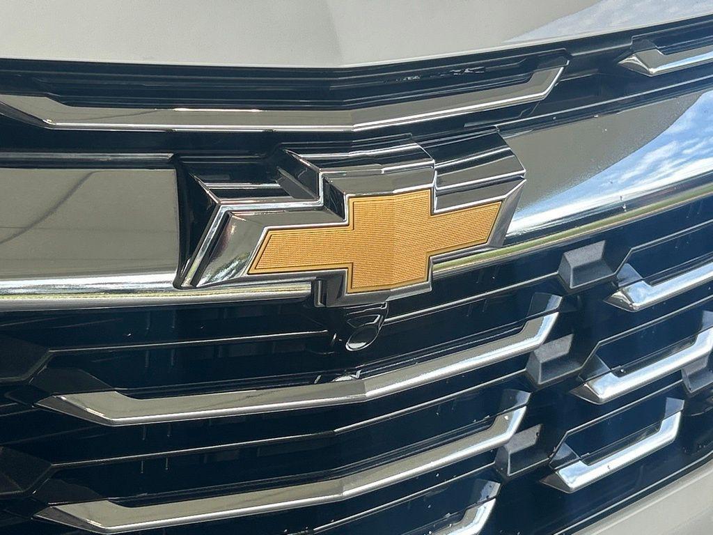 used 2025 Chevrolet Equinox car, priced at $25,482