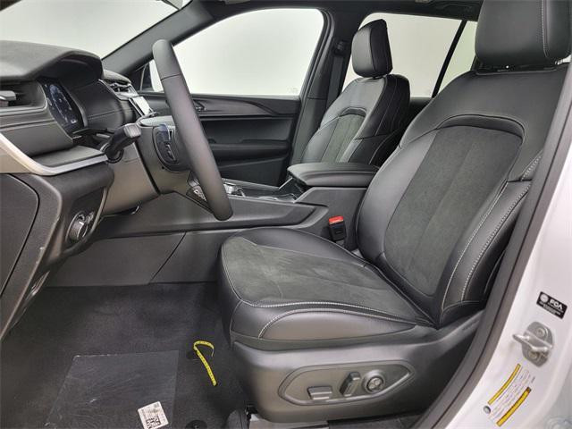 new 2025 Jeep Grand Cherokee car, priced at $38,299