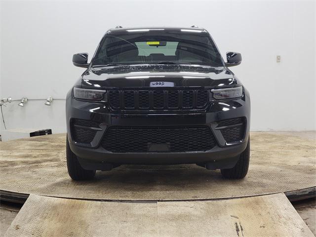 new 2025 Jeep Grand Cherokee car, priced at $39,334