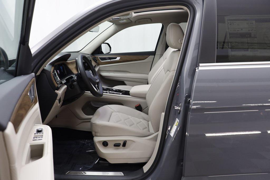 new 2025 Volkswagen Atlas car, priced at $41,136