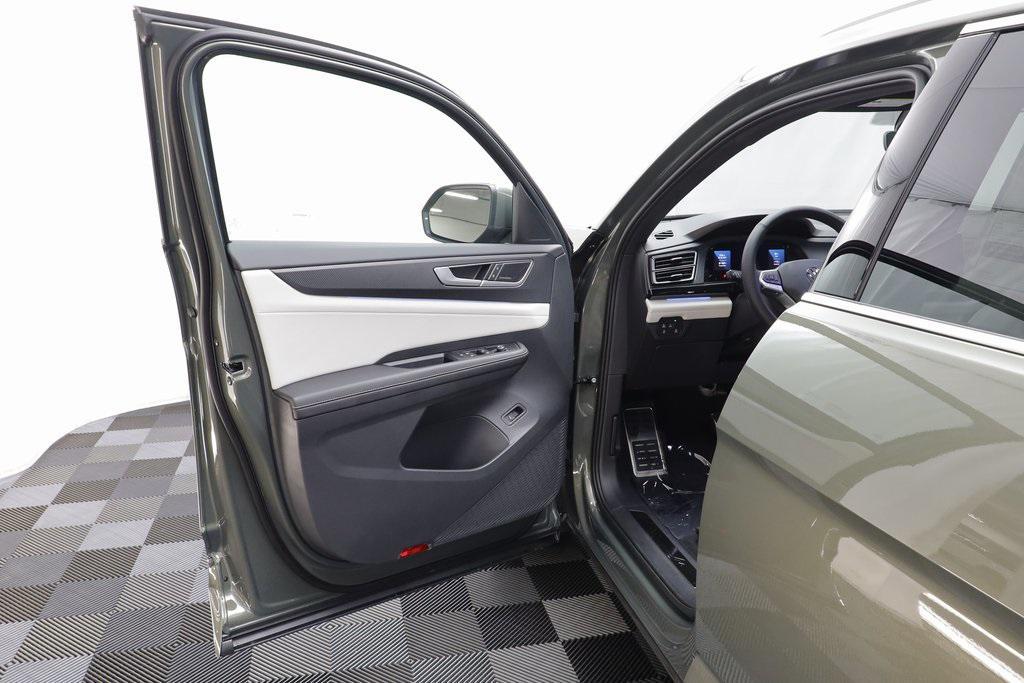 new 2025 Volkswagen Atlas Cross Sport car, priced at $50,832