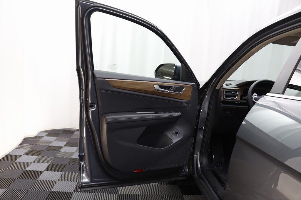 new 2025 Volkswagen Atlas car, priced at $40,104