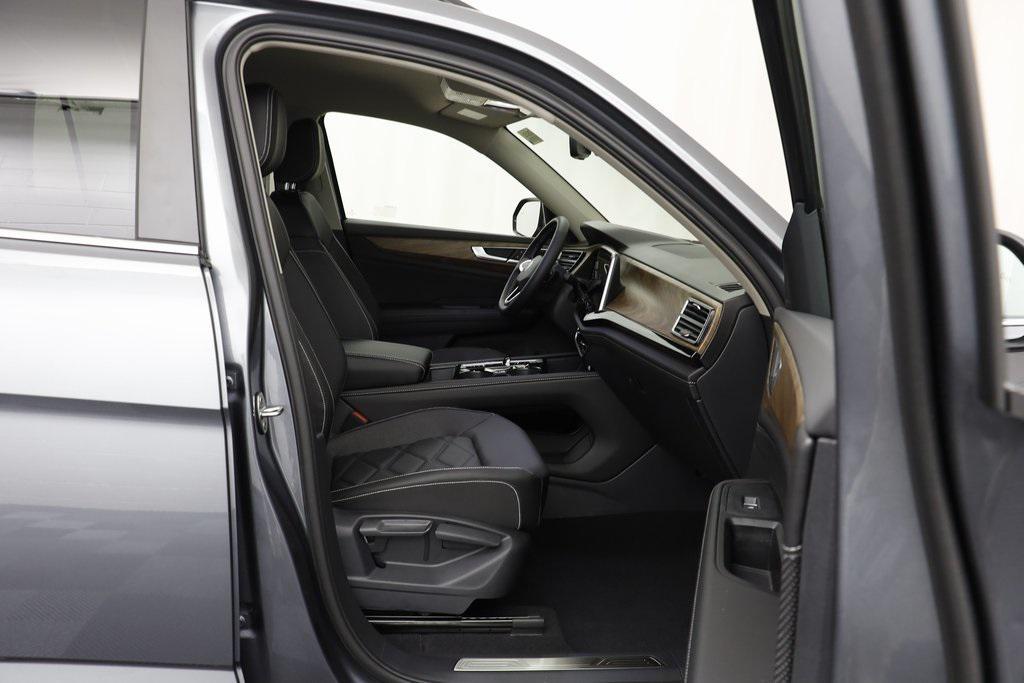 new 2025 Volkswagen Atlas car, priced at $40,104