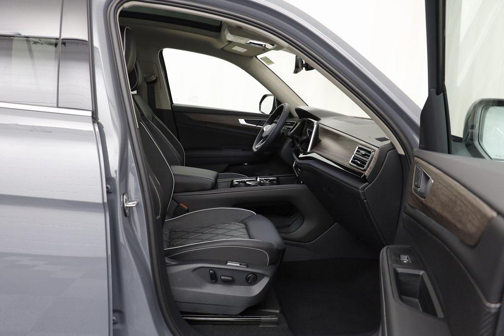 new 2025 Volkswagen Atlas car, priced at $52,811