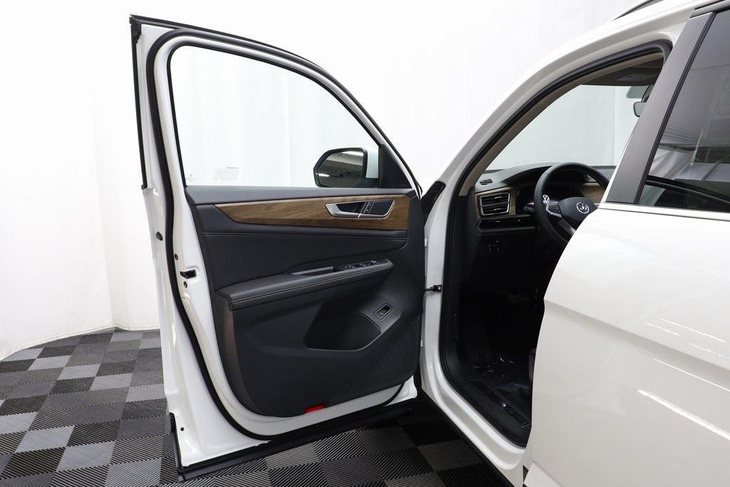 new 2025 Volkswagen Atlas car, priced at $41,041