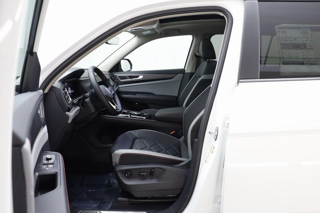 new 2025 Volkswagen Atlas car, priced at $45,056