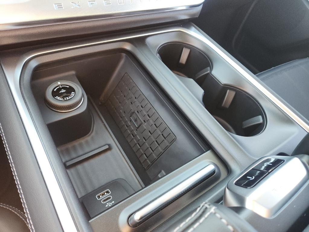 new 2025 Ford Expedition car, priced at $77,692