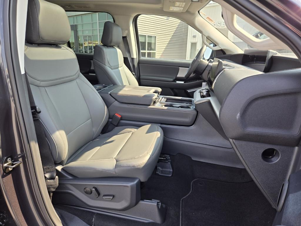 new 2025 Ford Expedition car, priced at $70,570