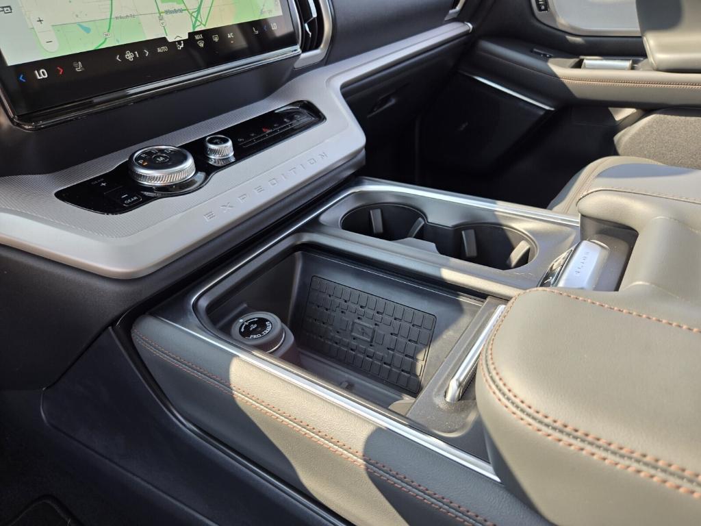 new 2025 Ford Expedition car, priced at $70,570