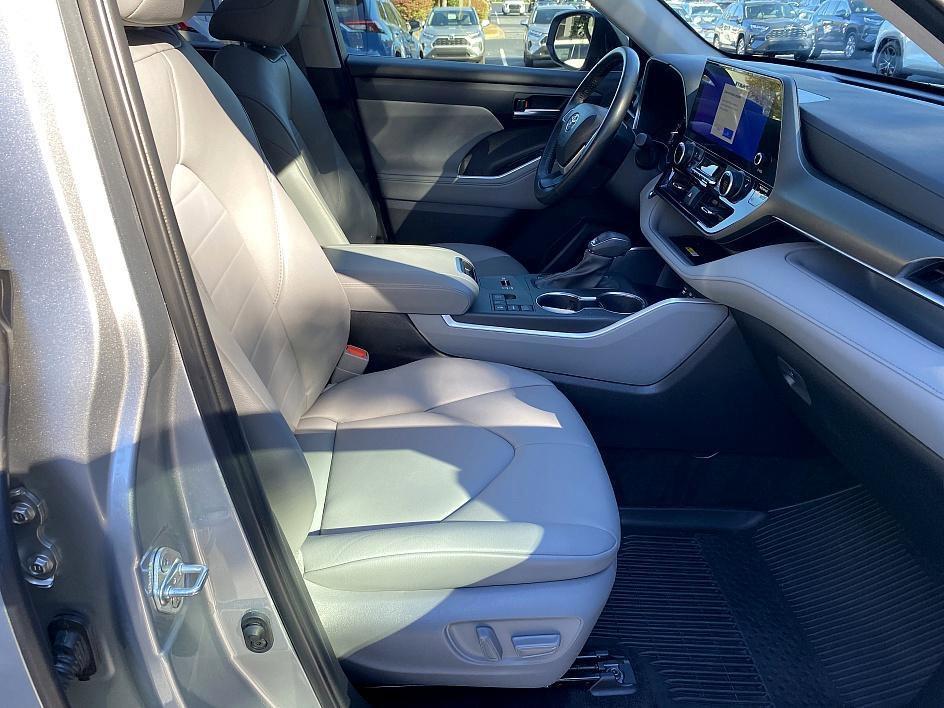 used 2023 Toyota Highlander car, priced at $38,477