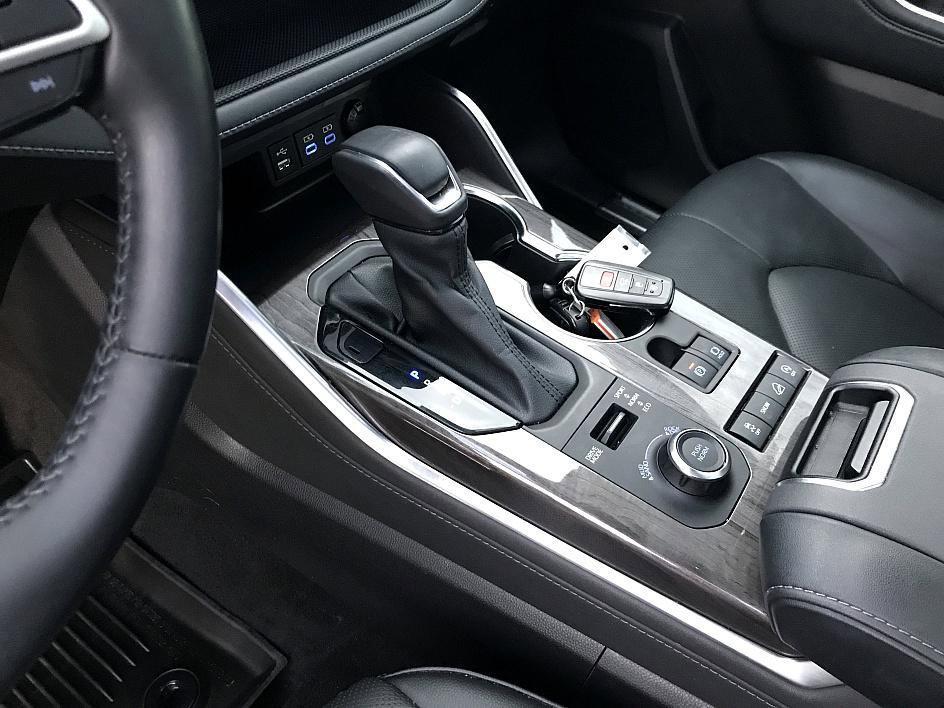 used 2022 Toyota Highlander car, priced at $33,702