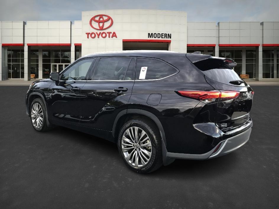 used 2022 Toyota Highlander car, priced at $33,702