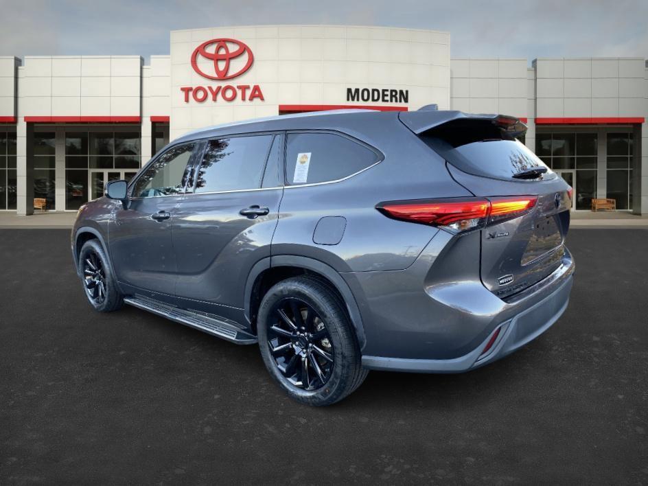 used 2022 Toyota Highlander car, priced at $31,984