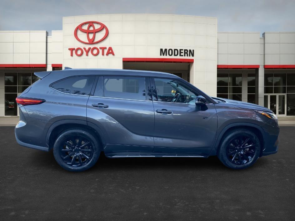 used 2022 Toyota Highlander car, priced at $31,984