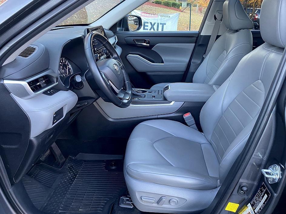 used 2022 Toyota Highlander car, priced at $31,984