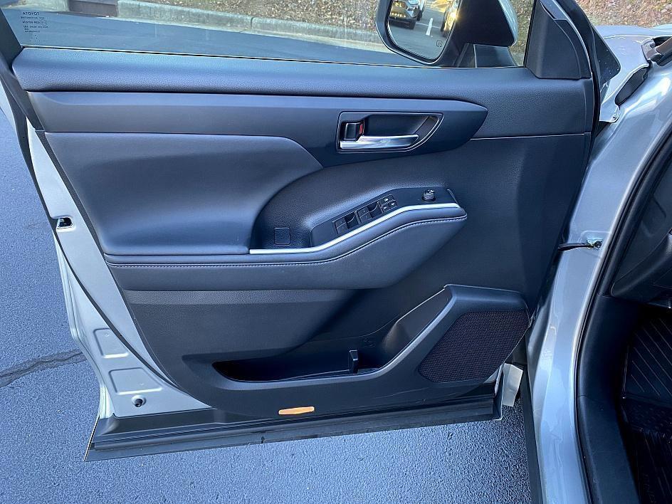 used 2022 Toyota Highlander car, priced at $33,624