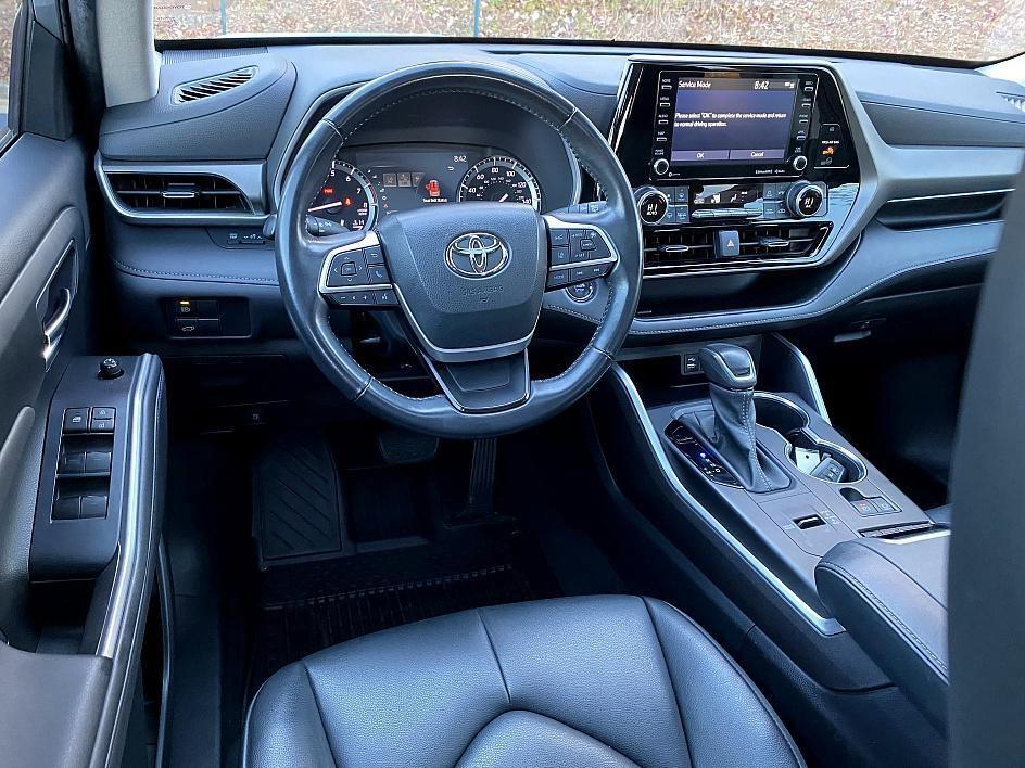 used 2022 Toyota Highlander car, priced at $33,624