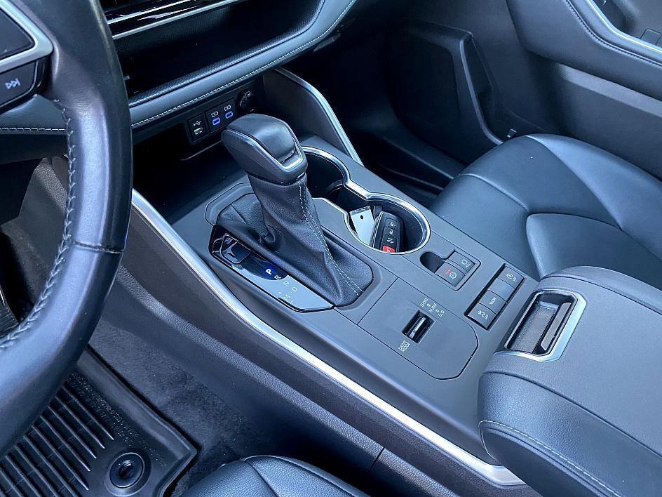 used 2022 Toyota Highlander car, priced at $33,624