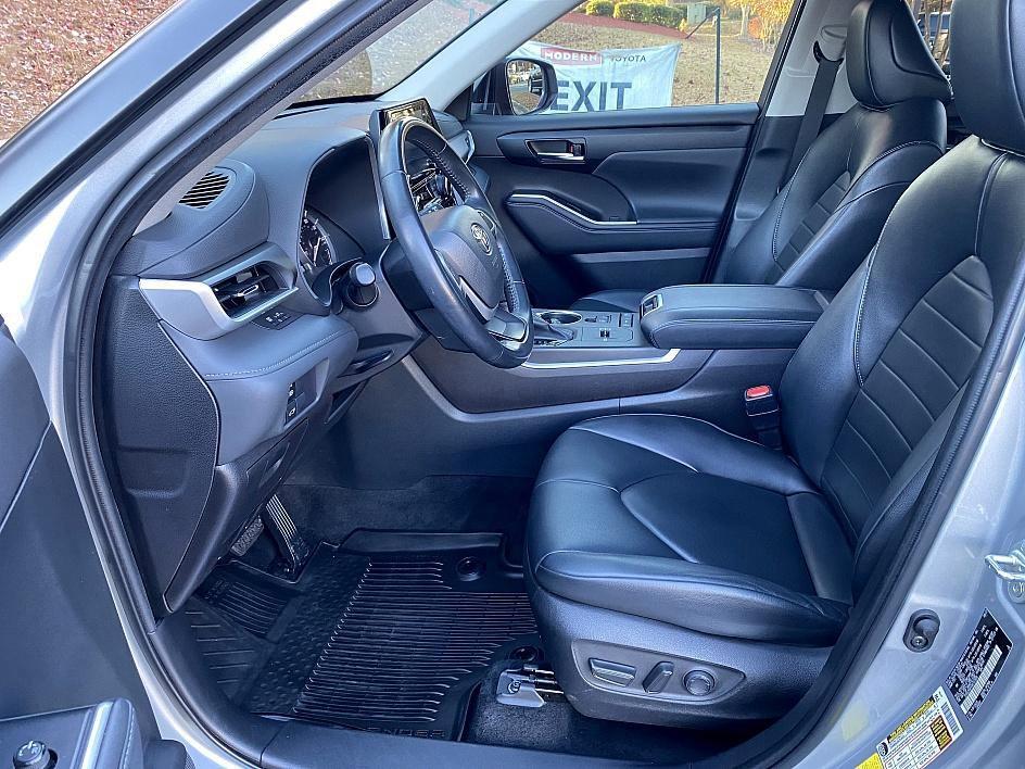 used 2022 Toyota Highlander car, priced at $33,624